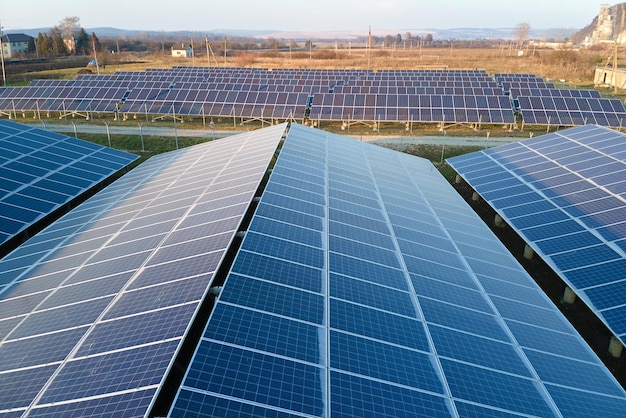 Vista aerea di una grande centrale elettrica sostenibile con file di pannelli fotovoltaici solari per la produzione di energia elettrica pulita e ecologica Energia elettrica rinnovabile a emissioni zero