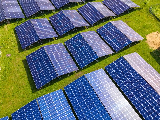 Vista aerea di una grande centrale elettrica sostenibile con file di pannelli solari fotovoltaici per la produzione di energia elettrica ecologica pulita. Elettricità rinnovabile con concetto di emissioni zero.