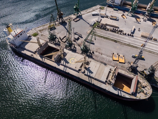 Vista aerea di una grande nave da carico carico di grano nel porto in una giornata di sole