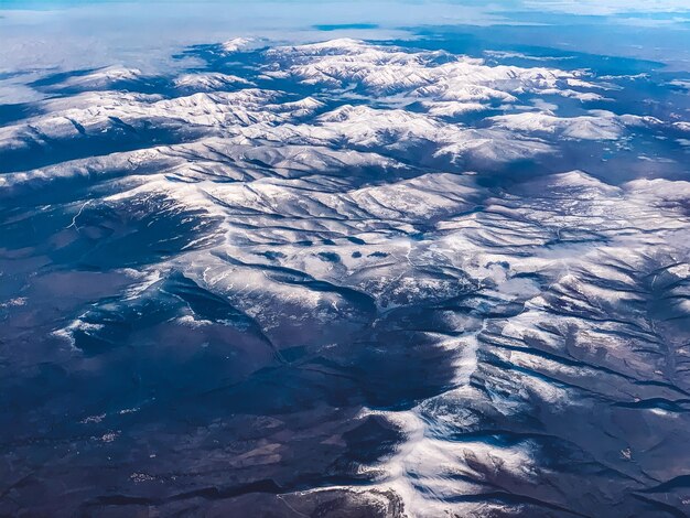 Vista aerea di una montagna innevata contro il cielo