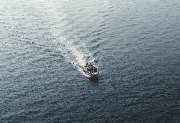 Vista aerea di una piccola barca a motore che naviga nel mare