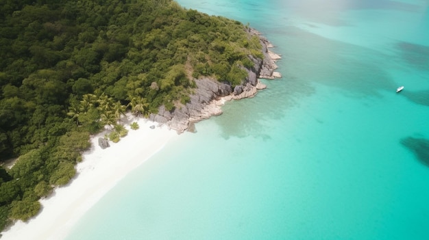 Vista aerea di una spiaggia con una spiaggia di sabbia bianca e acqua blu