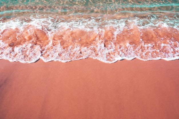 Vista aerea di una spiaggia sabbiosa con onde che si infrangono sulla riva con spazio copia sotto Concetto di viaggio e vacanza