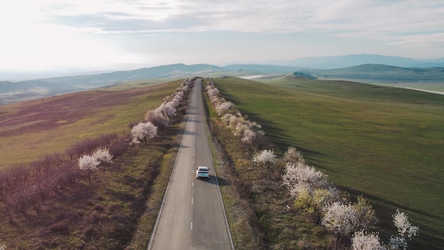 Vista aerea di una strada con un'auto che la percorre