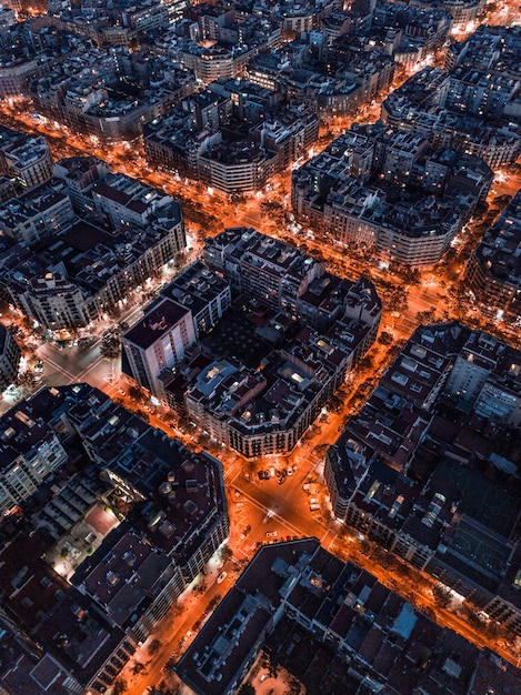 Vista aerea di una strada illuminata tra gli edifici della città