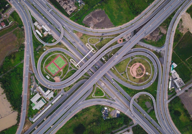 Vista aerea di una strada sopraelevata