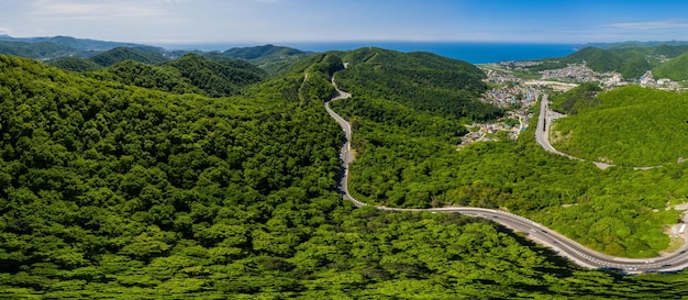 Vista aerea di una strada tortuosa curva attraverso il monte del Caucaso