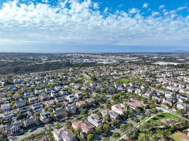 Vista aerea di una villa su larga scala nella ricca città residenziale di Carlsbad, in California meridionale, Stati Uniti.