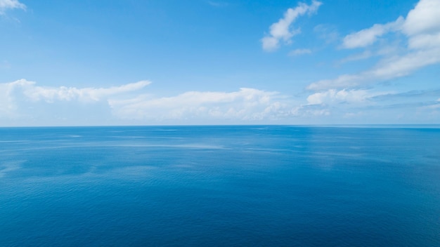 Vista aerea di uno sfondo di struttura dell'acqua della superficie del mare blu e riflessi del sole Vista aerea del drone volante Onde struttura della superficie dell'acqua sull'oceano tropicale soleggiato nell'isola di Phuket Thailandia