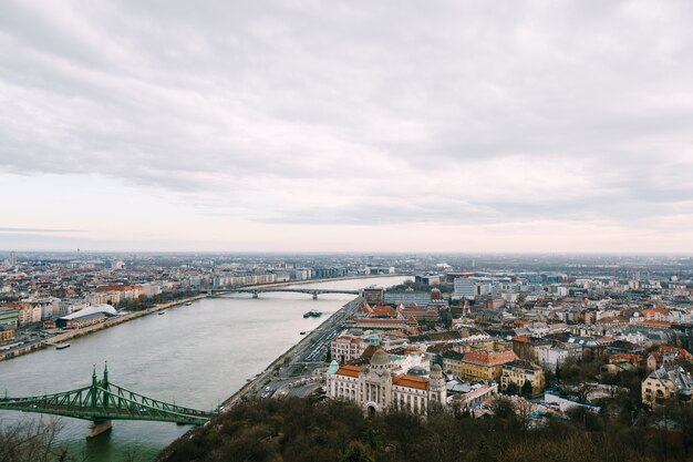 Vista aerea di vecchi edifici e ponti sul lungomare di budapest