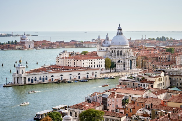 Vista aerea di Venezia con la chiesa di Santa Maria della Salute, il Canal Grande e il mare. Vista dalla Campanille de San Marco. Veneto, Italia Estate