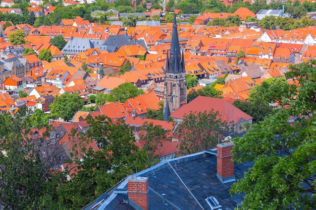 Vista aerea di Wernigerode con i caratteristici tetti rossi e le lussureggianti colline del Harz in Germania