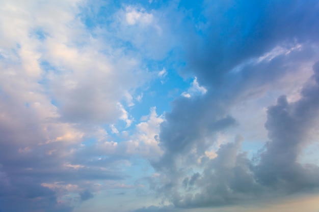 Vista aerea drammatico tramonto e alba cielo natura sfondo con nuvole bianche