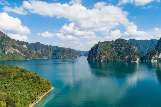 Vista aerea drone del picco di montagna tropicale in Thailandia Splendide isole dell'arcipelago Thailandia Montagne panoramiche sul lago nel Parco Nazionale di Khao Sok incredibile paesaggio naturale