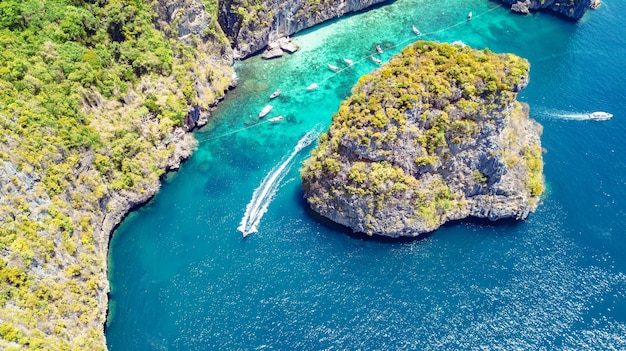 Vista aerea drone dell'isola tropicale di Ko Phi Phi