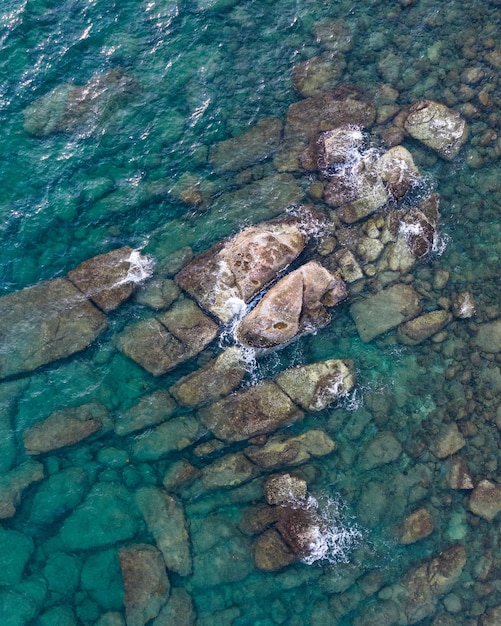 Vista aerea drone di bella rocciosa con acqua di mare turchese del Golfo di Thailandia Kood Island Thailandia