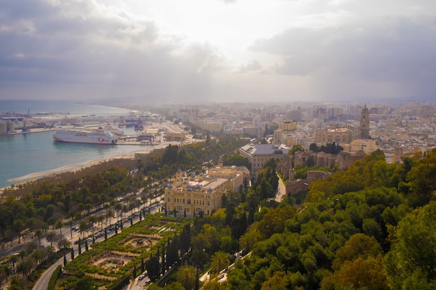 Vista aerea e panoramica della città e del porto di Malaga in Spagna.