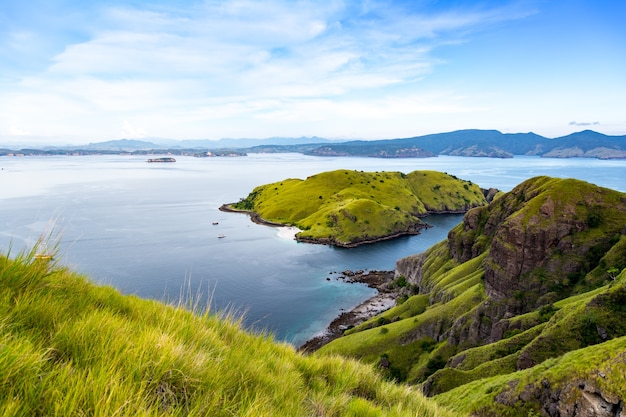 Vista aerea Forma la fine del percorso verso la cima dell&#39;isola di Padar al tramonto. Komodo Nationa