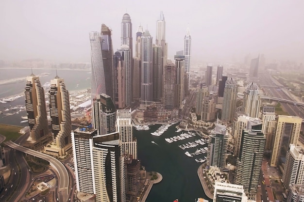 Vista aerea futuristica dei grattacieli residenziali nella passeggiata del porticciolo del Dubai. Dubai