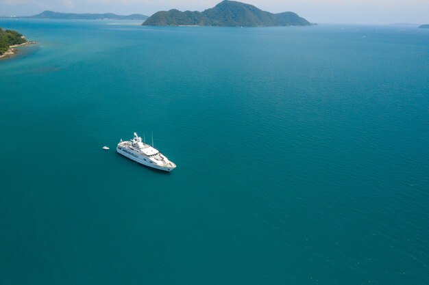 Vista aerea giù dall'alto dell'yacht bianco in mare tropicale