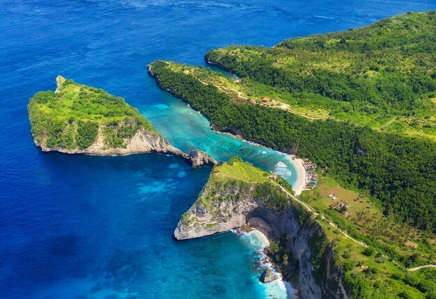 Vista aerea in mare e rocce Sfondo acqua turchese dalla vista dall'alto Paesaggio marino estivo dall'aria Spiaggia di Atuh Nusa Penida Bali Indonesia Immagine di viaggio