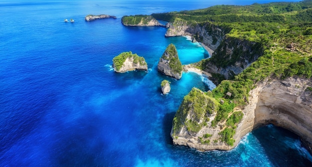 Vista aerea in mare e rocce Sfondo azzurro dell'acqua dalla vista dall'alto Vista panoramica sul mare Spiaggia di Kelingking Nusa Penida Bali Indonesia Viaggi Asia immagine