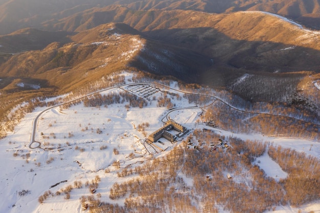 Vista aerea in montagna in una soleggiata giornata invernale