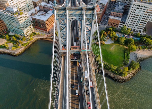 Vista aerea in stile New York City bellissima con il ponte di Manhattan visto da Brooklyn