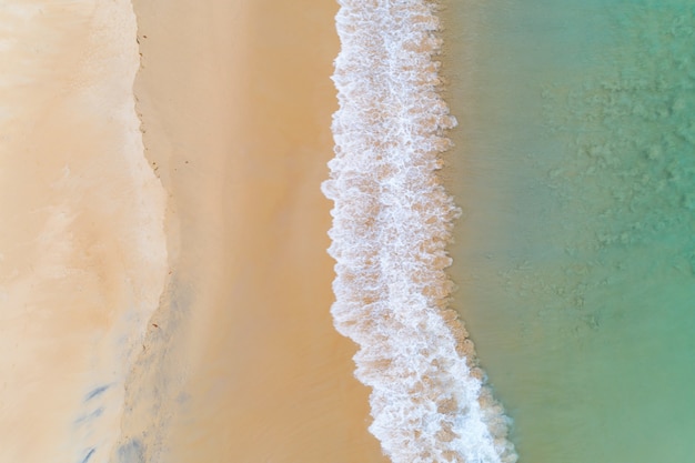 Vista aerea incredibile vista sul mare spiaggia sabbiosa e acque cristalline del mare turchese che si infrangono sulla spiaggia