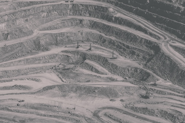 Vista aerea industriale della cava mineraria a cielo aperto con molti macchinari al lavoro - vista dall'alto. Estrazione di calce, gesso, calx, caol