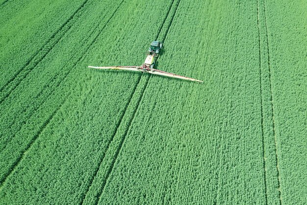 Vista aerea Macchine agricole che spruzzano prodotti chimici