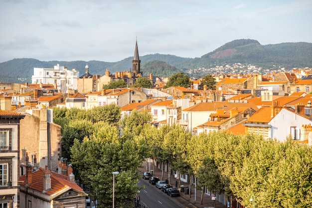 Vista aerea mattutina del paesaggio urbano sulla città di Clermont-Ferrand con le montagne sullo sfondo nella Francia centrale