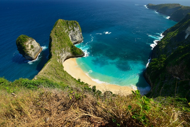 Vista aerea meravigliosa della spiaggia della spiaggia situata a Nusa Penida, Indonesia.