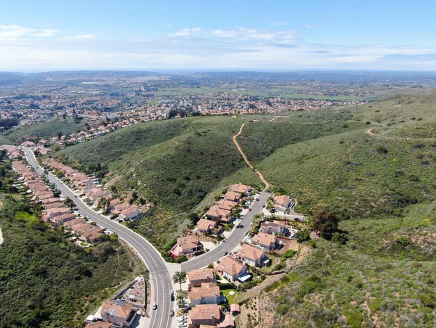 Vista aerea Montagna Nera di Carmel Valley con il quartiere suburbano di San Diego