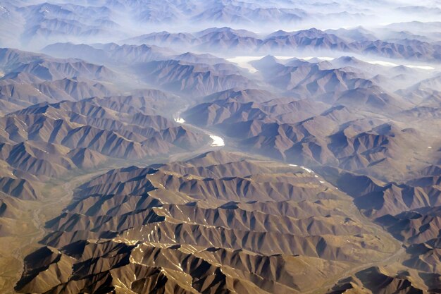 Vista aerea montagne nebbiose Messa a fuoco selettiva