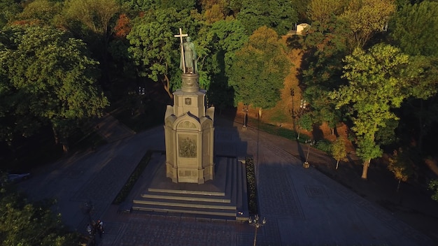 Vista aerea monumento san principe Vladimir con croce nel parco verde della città di Kiev