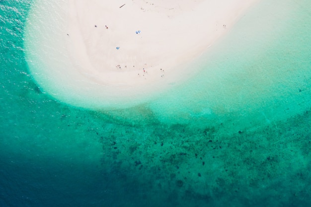 Vista aerea Natura mare. Mare turchese e sabbia bianca della spiaggia nello spazio della copia, vista aerea del drone, acqua di mare chiara e verde blu.