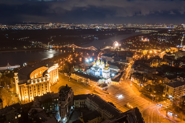 Vista aerea notturna del centro di Kiev. Kiev. Monastero e cattedrale di San Michele dalle cupole dorate con illuminazione