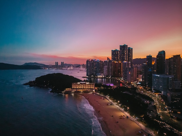 Vista aerea notturna della spiaggia di Haeundae a Busan Tramonto in Corea del Sud