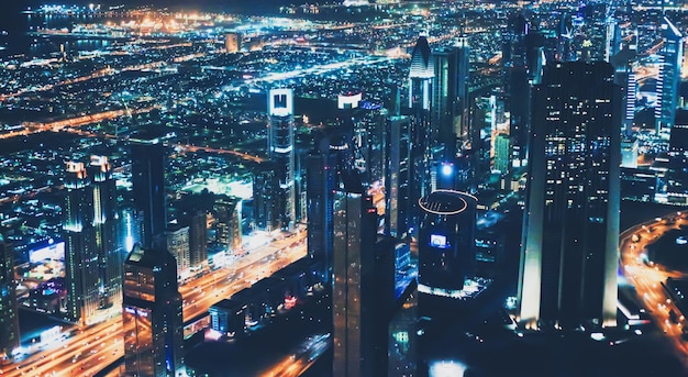 Vista aerea notturna di Dubai nel paesaggio urbano metropolitano degli Emirati Arabi Uniti