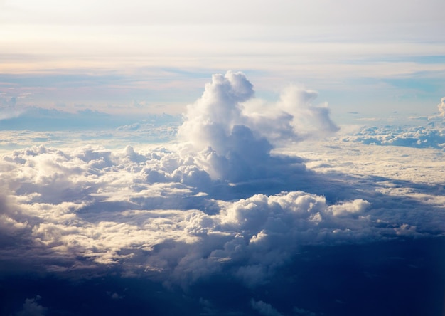 Vista aerea nuvole sopra le Ande a Cusco in Perù