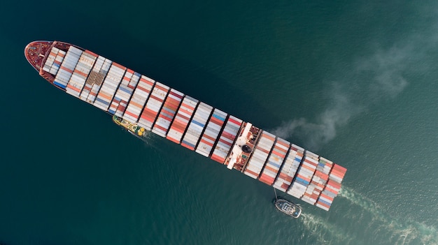 Vista aerea o vista superiore della nave da carico, contenitore di carico nel porto del magazzino