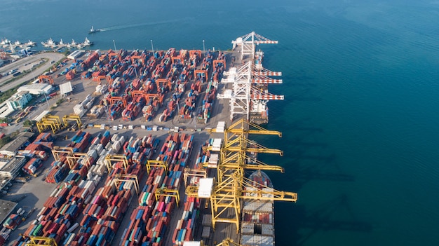 Vista aerea o vista superiore della nave da carico, contenitore di carico nel porto del magazzino