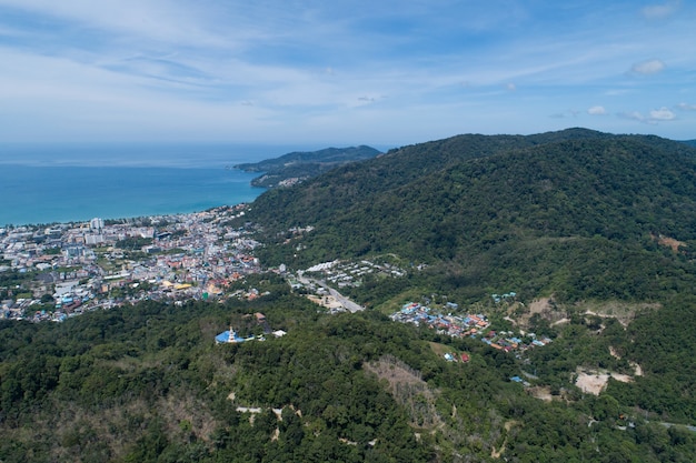 Vista aerea oceano blu e cielo blu con la montagna in primo piano a Patong Bay di Phuket Thailandia Panorama della città di patong phuket in giornata di sole estivo Bellissimo mare tropicale Veduta dall'alto.