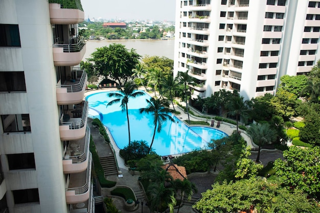 Vista aerea paesaggio edificio giardino e prato con piscine del club sportivo per gli ospiti nuotare e giocare all'aperto dell'hotel resort a Bangkok in Thailandia al mattino