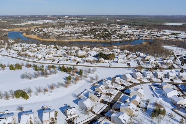 Vista aerea paesaggio invernale cittadina americana piccola casacomplesso di un inverno nevoso per le strade dopo la nevicata