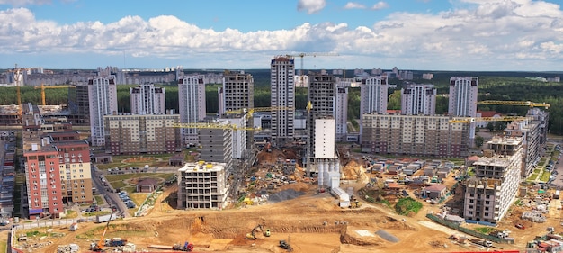 Vista aerea, paesaggio urbano di Minsk, Bielorussia. Costruzione di nuovi grattacieli