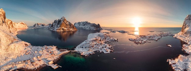 Vista aerea, panorama, alba sull'isola di Lofoten è un arcipelago con un villaggio di pescatori sulla costa in inverno in Norvegia