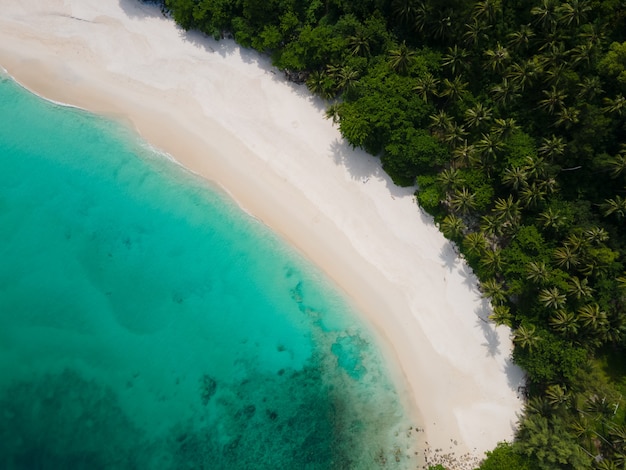 Vista aerea panoramica Bella spiaggia mare in Freedom Beach Phuket Thailand