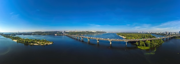 Vista aerea panoramica del bellissimo paesaggio urbano a Kiev vicino al ponte Paton